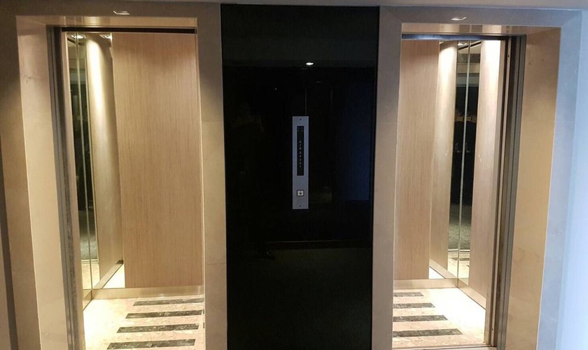 Elevator  Louis’ Tavern Bangkok