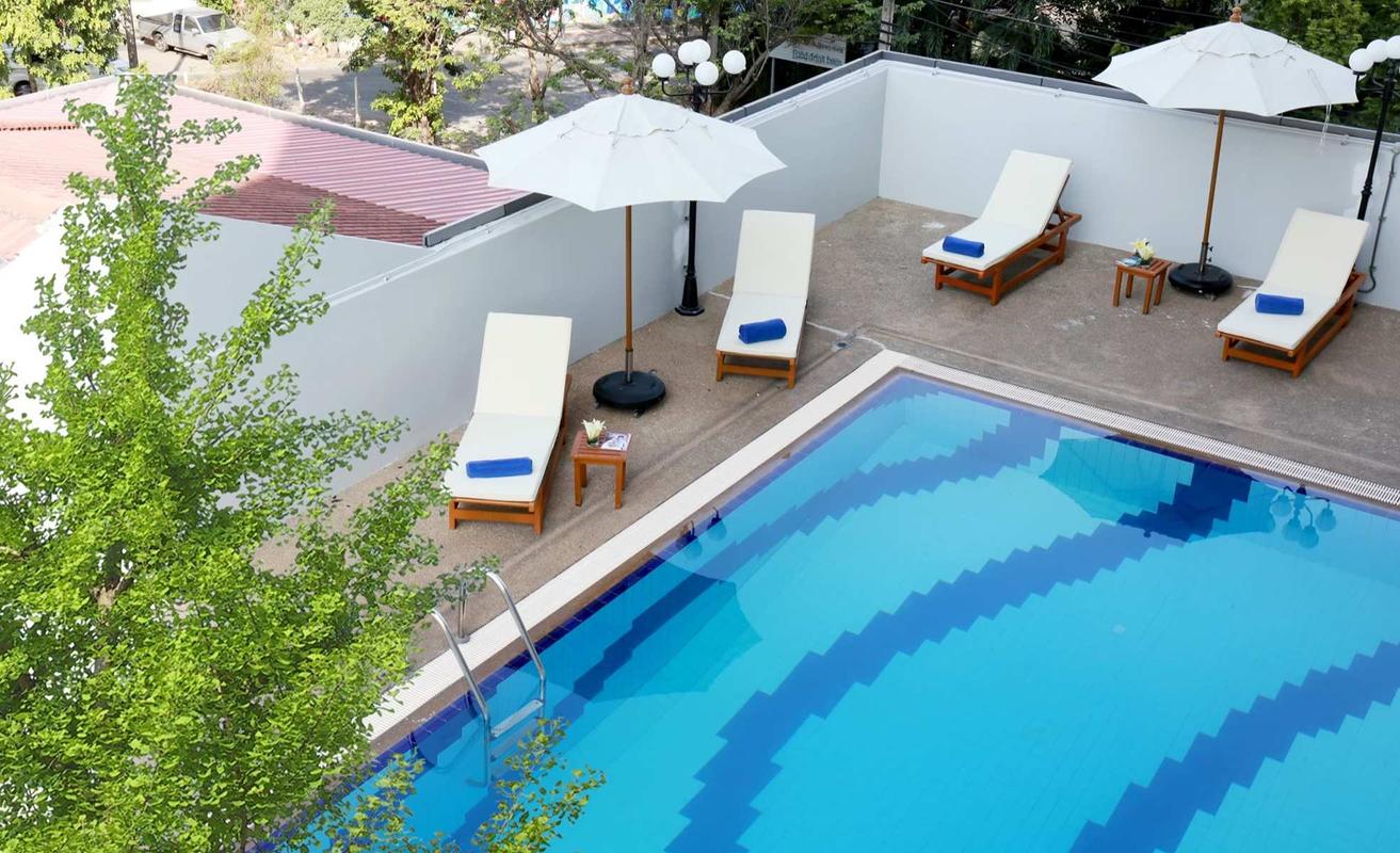 Exterior Pool Louis´ Tavern Exterior Pool Louis´ Tavern Miracle Hotel Group Bangkok