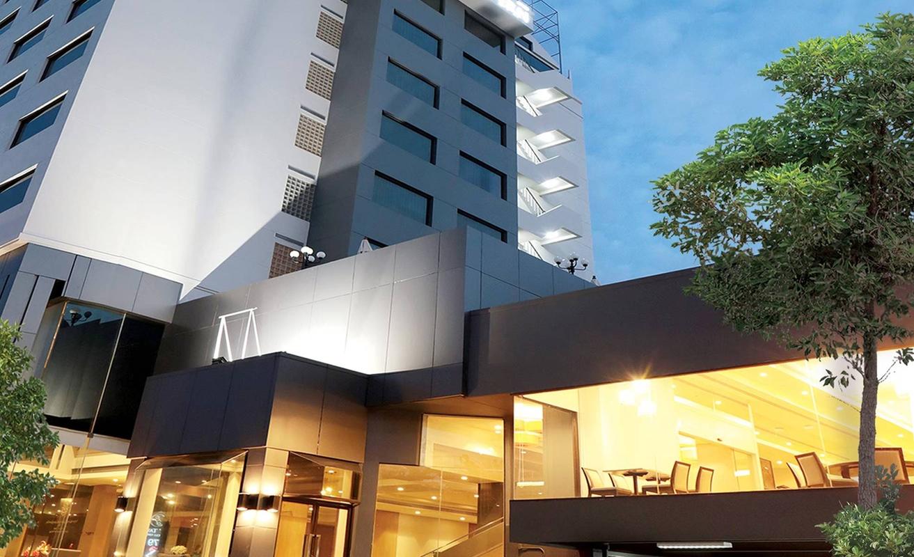 Entrance Louis´ Tavern Entrance Louis´ Tavern Miracle Hotel Group Bangkok