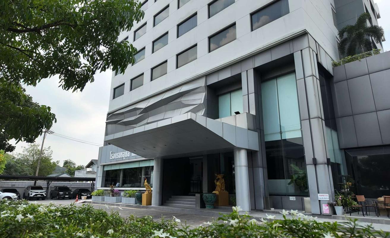 Entrance Louis´ Tavern Entrance 2 Louis´ Tavern Miracle Hotel Group Bangkok