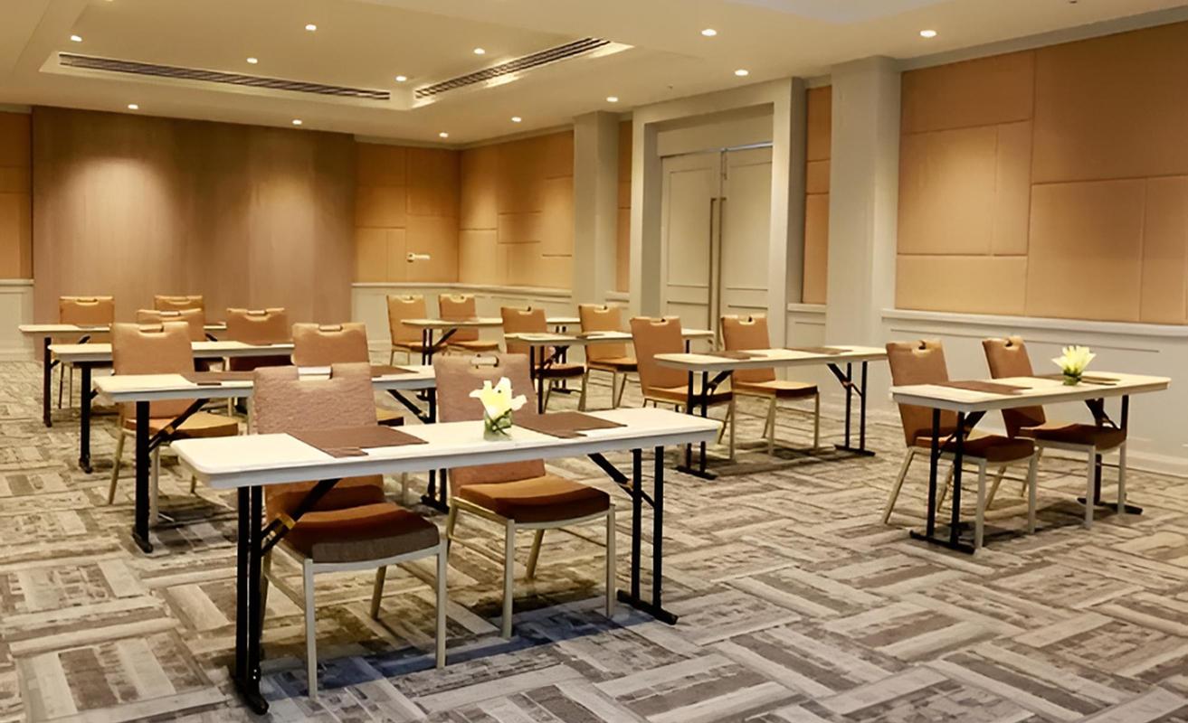 Meeting Meeting Louis Tavern By Miracle Bangkok