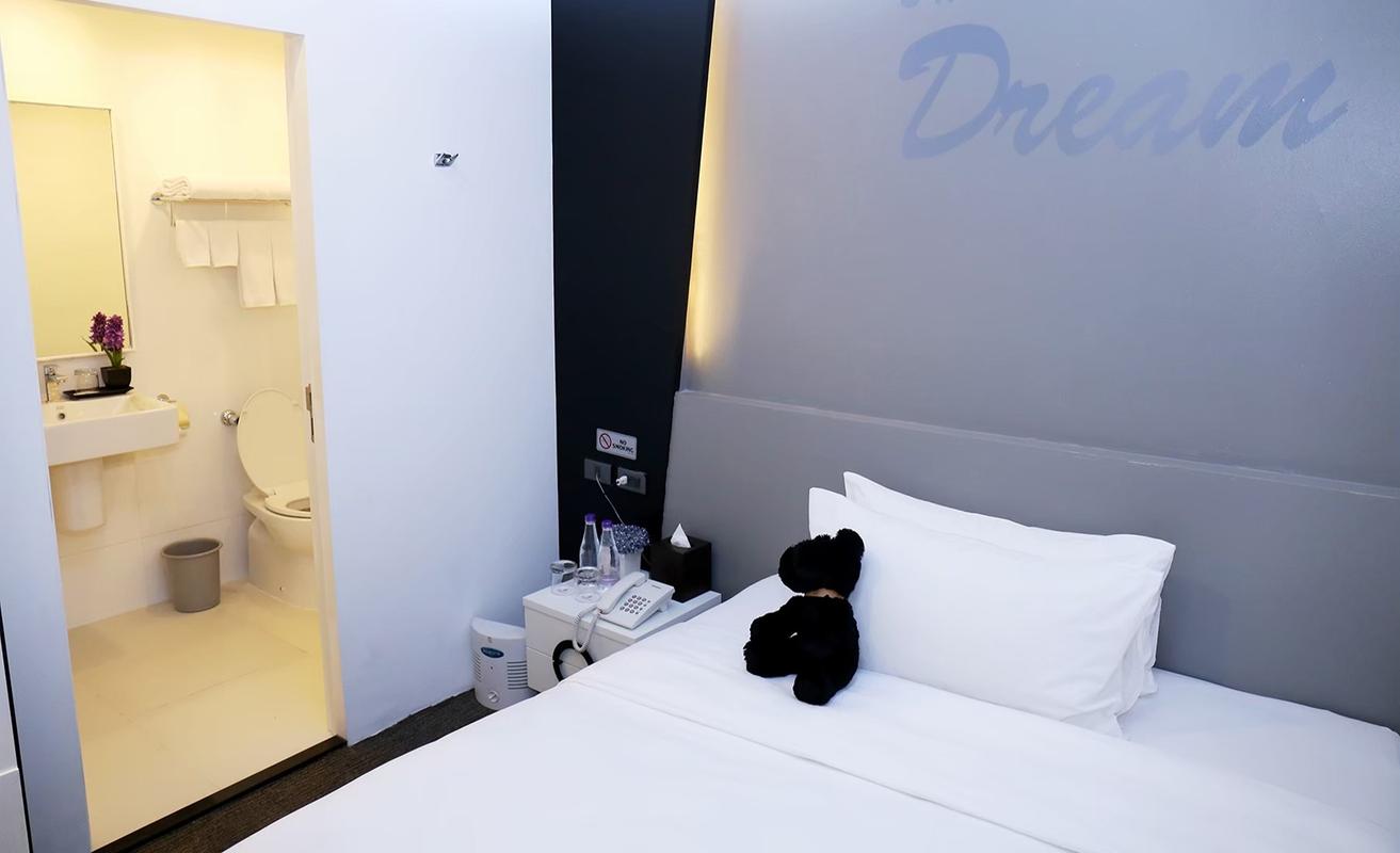 Bedroom Sleep Box by Miracle Miracle Hotel Group Bangkok Bedroom 3 Sleep Box by Miracle Miracle Hotel Group Bangkok